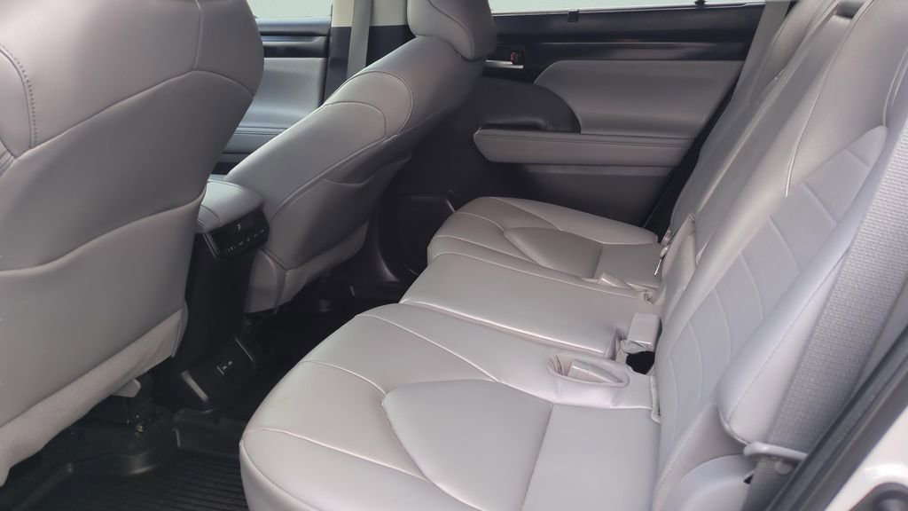 Used 2023 Toyota Highlander XLE image 12