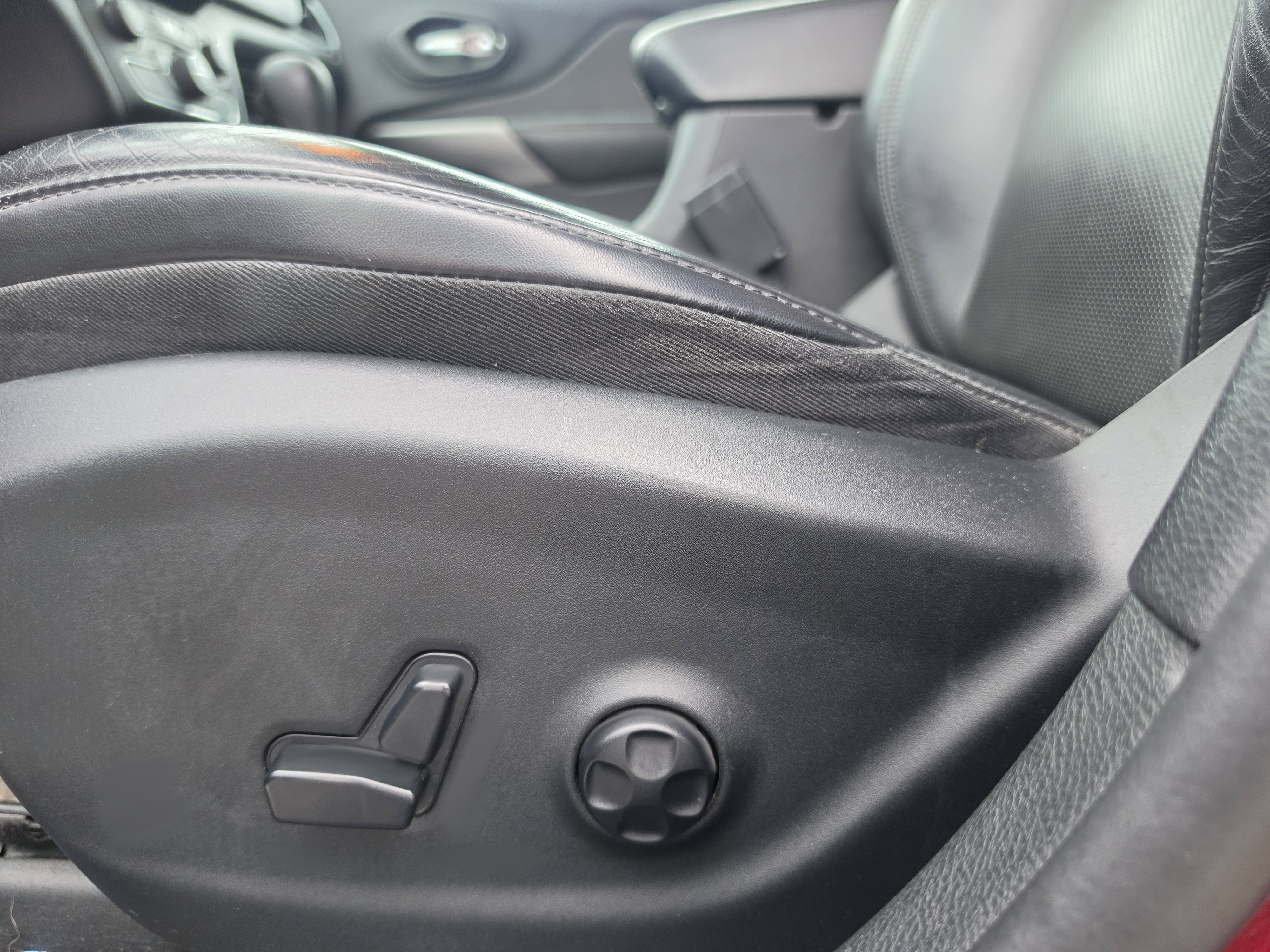 Used 2019 Jeep Cherokee Limited w/ Luxury Group AWD/4WD image 13