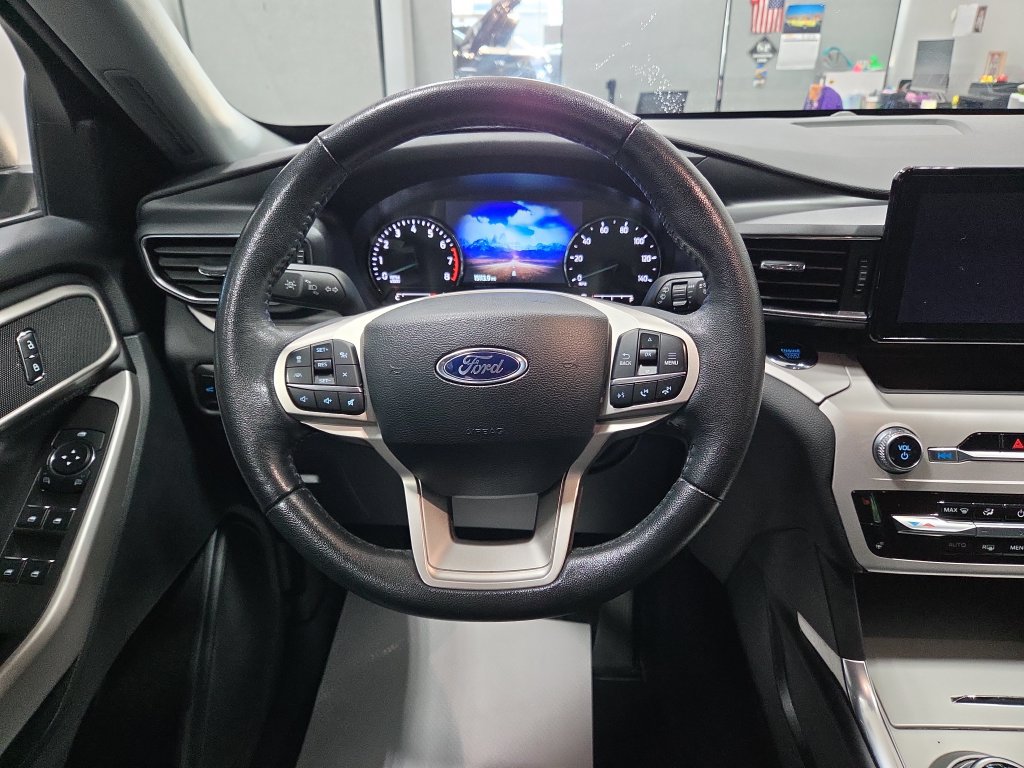 Used 2024 Ford Explorer XLT w/ Equipment Group 202A AWD/4WD image 30