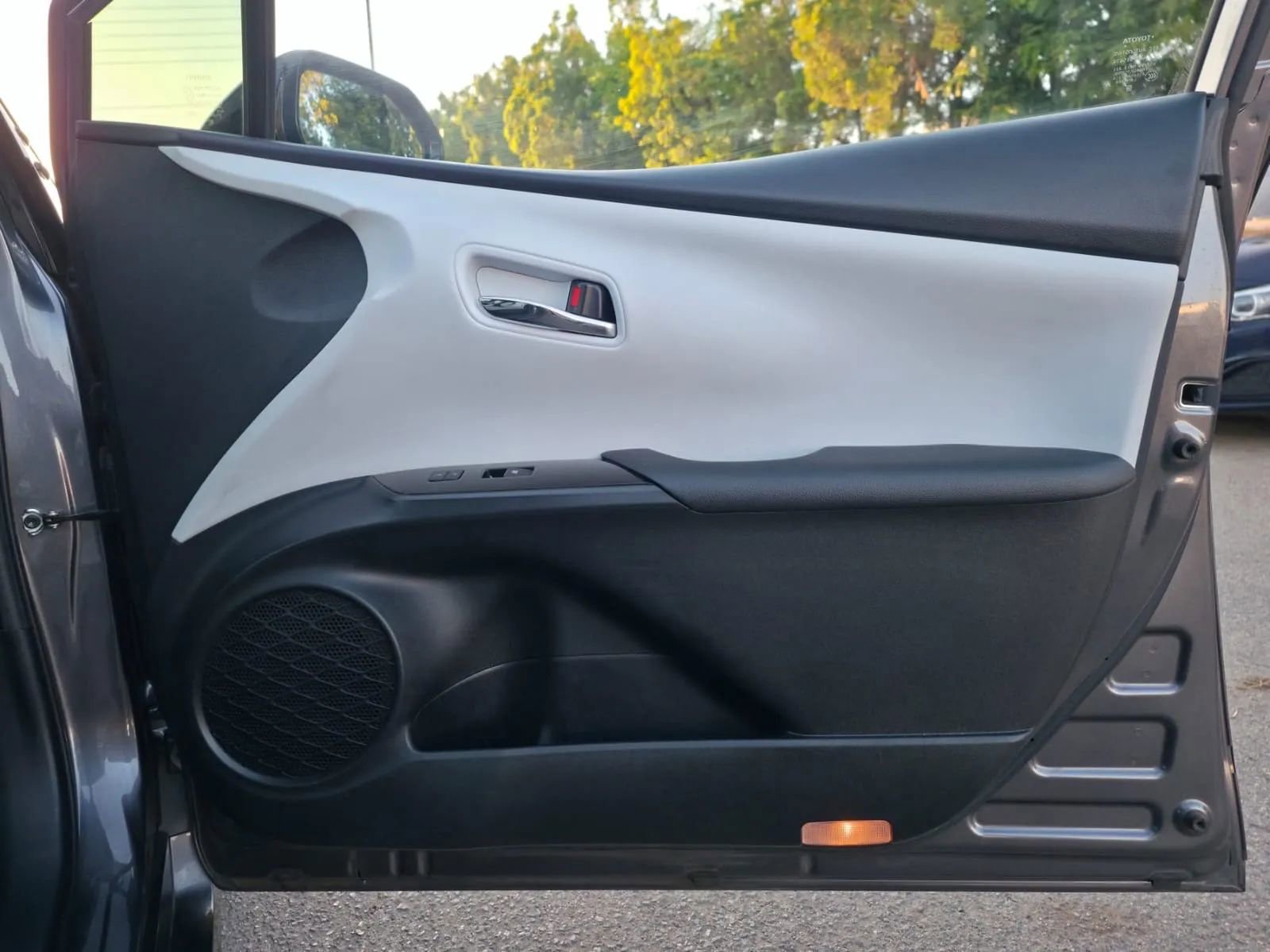 Used 2018 Toyota Prius Prime Premium image 17