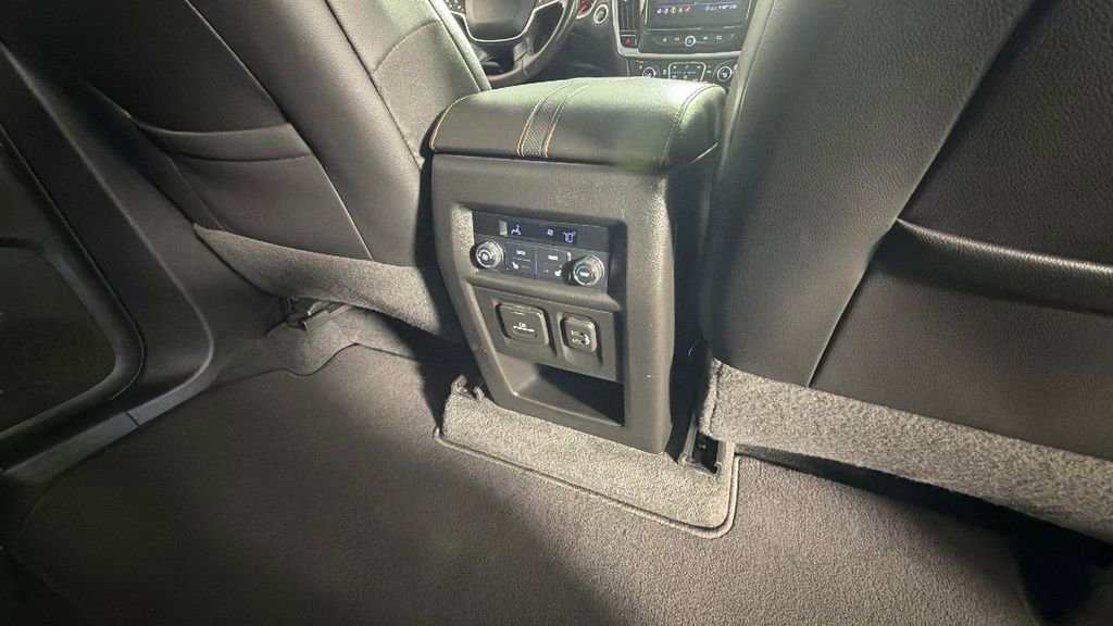 Used 2020 Chevrolet Traverse Premier FWD image 32