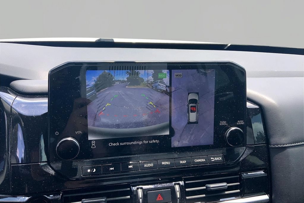 Used 2025 Nissan Pathfinder SL FWD image 11