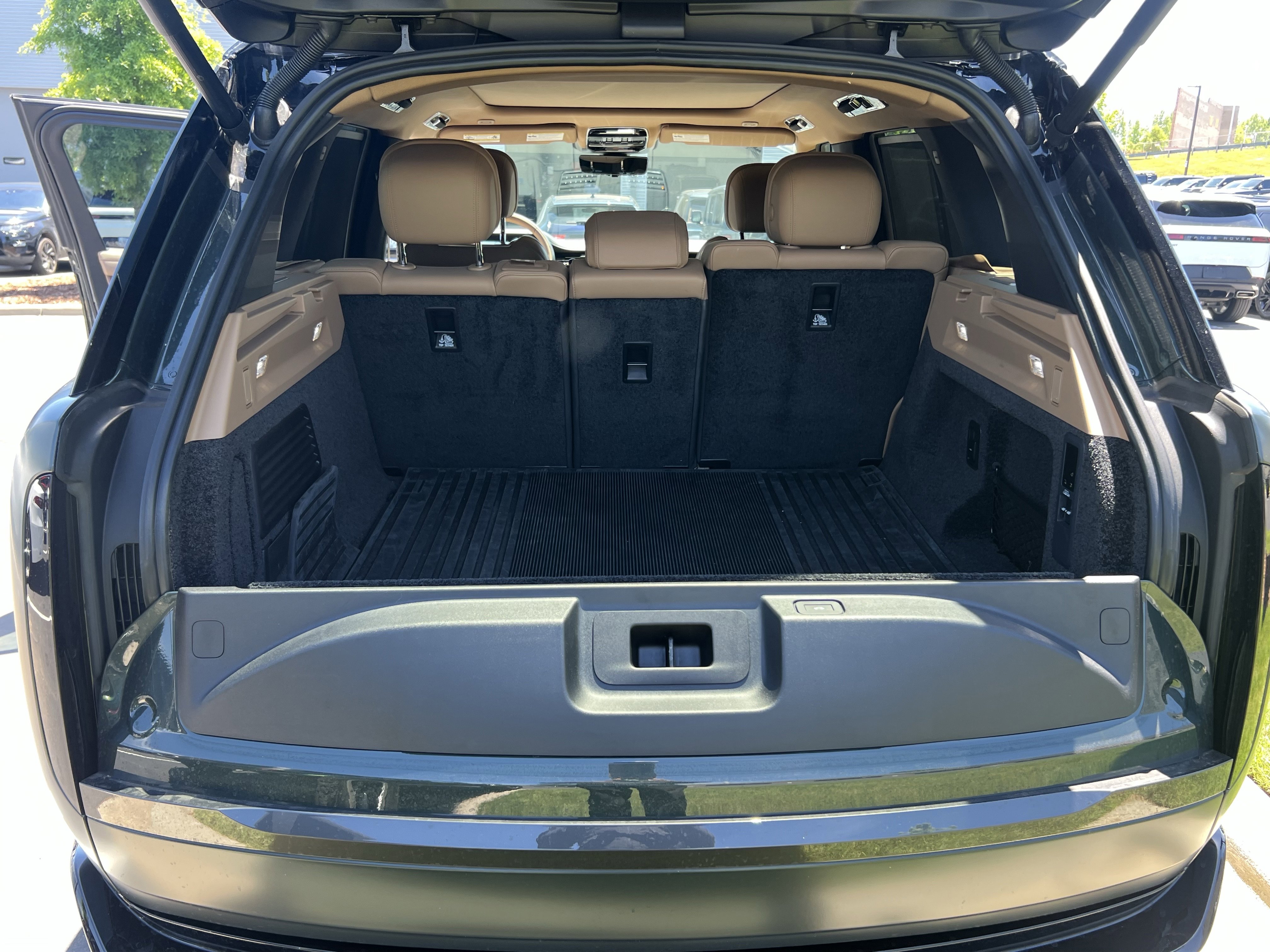 Certified 2025 Land Rover Range Rover SE AWD/4WD image 36