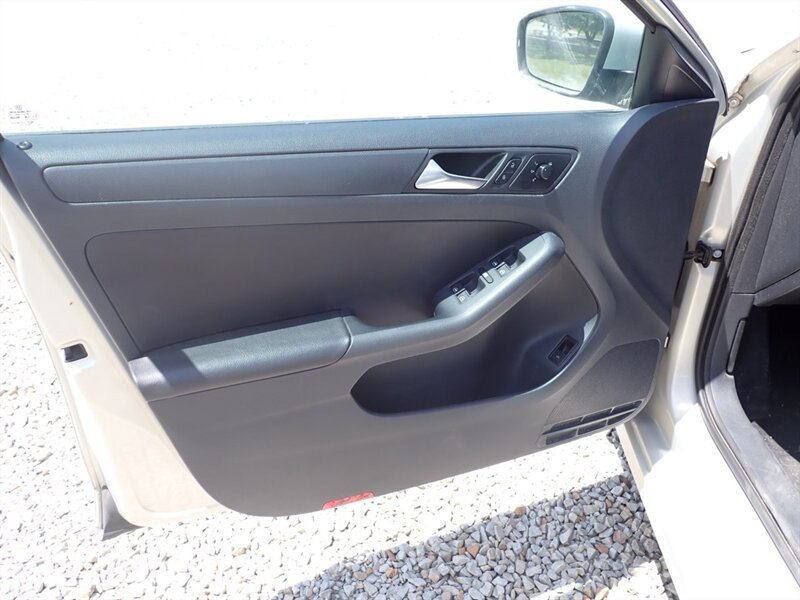 Used 2011 Volkswagen Jetta SE FWD image 23