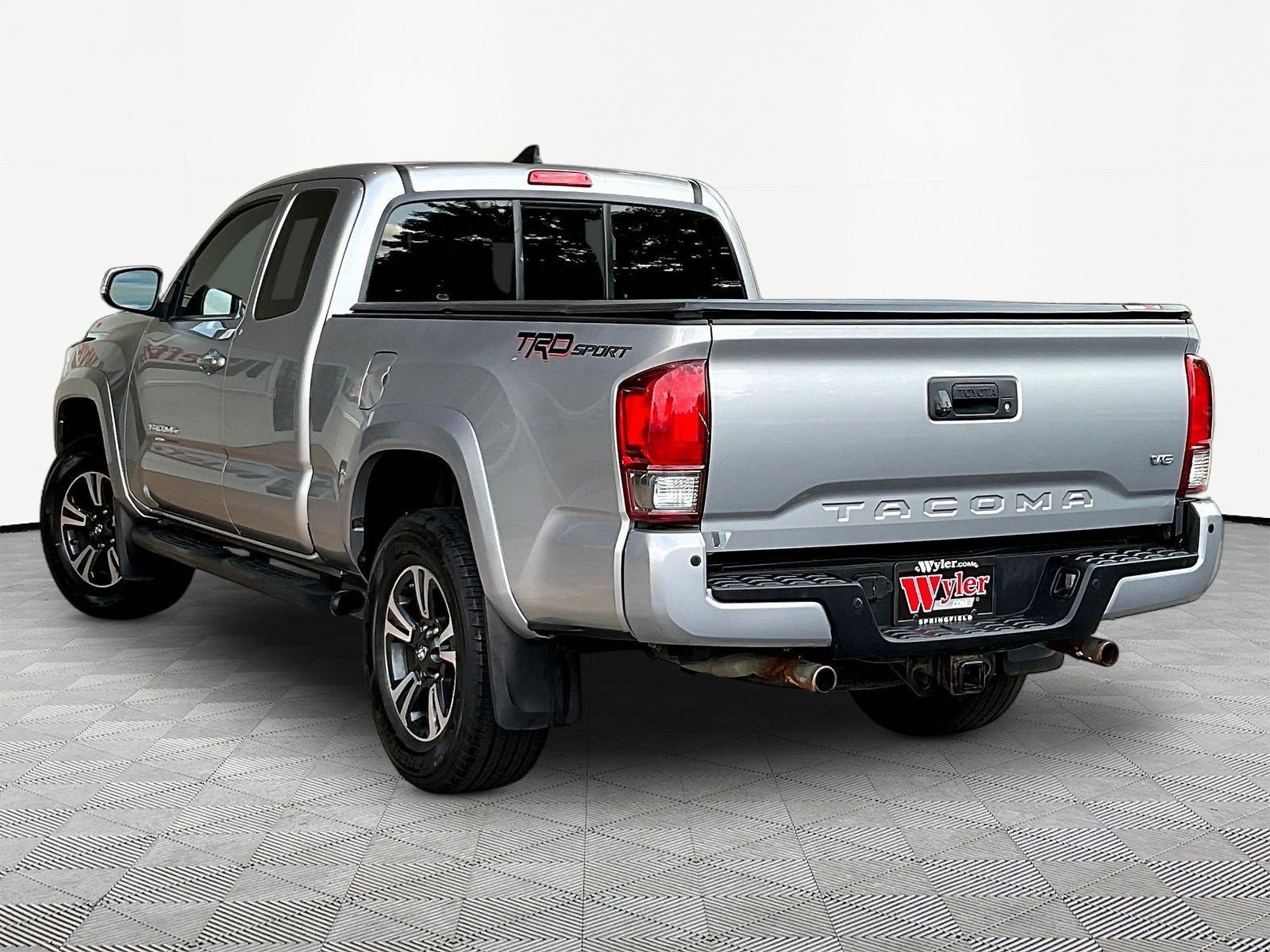 Used 2017 Toyota Tacoma SR5 RWD image 4