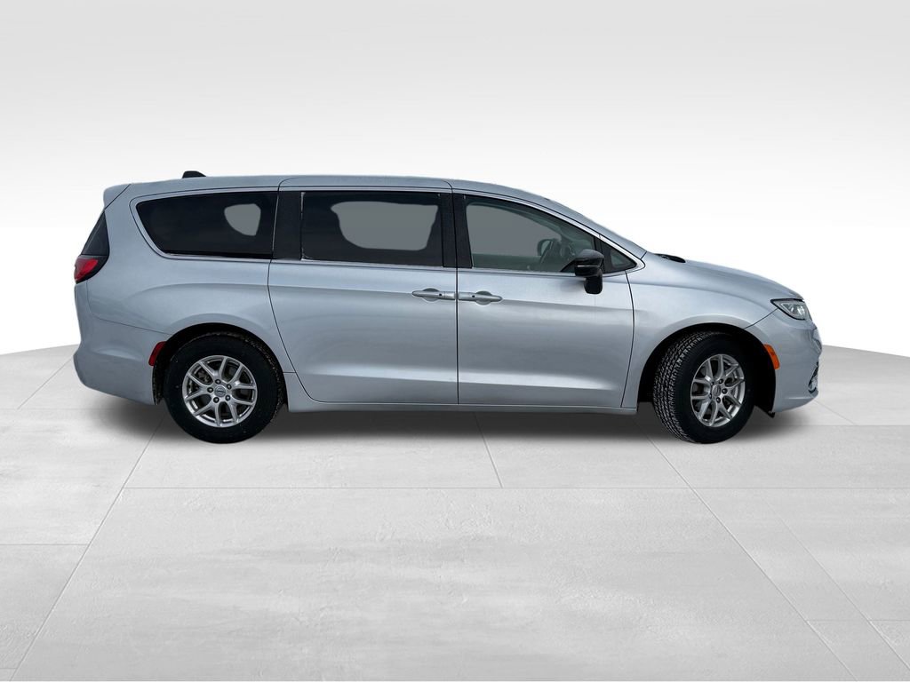 Used 2024 Chrysler Pacifica Touring-L image 10