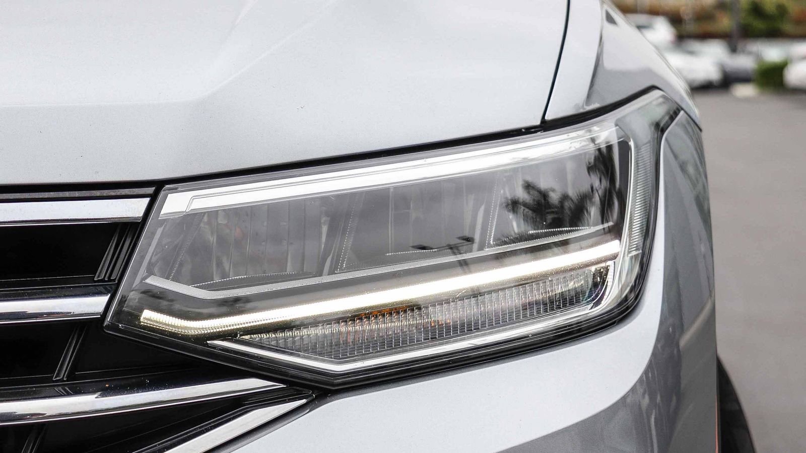Used 2024 Volkswagen Tiguan SE w/ Panoramic Sunroof Package FWD image 2