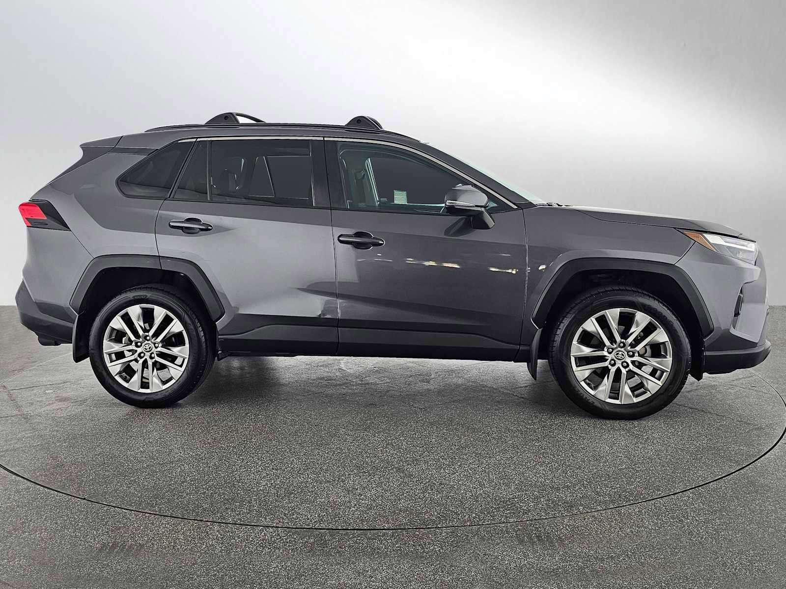 Used 2022 Toyota RAV4 XLE Premium image 6