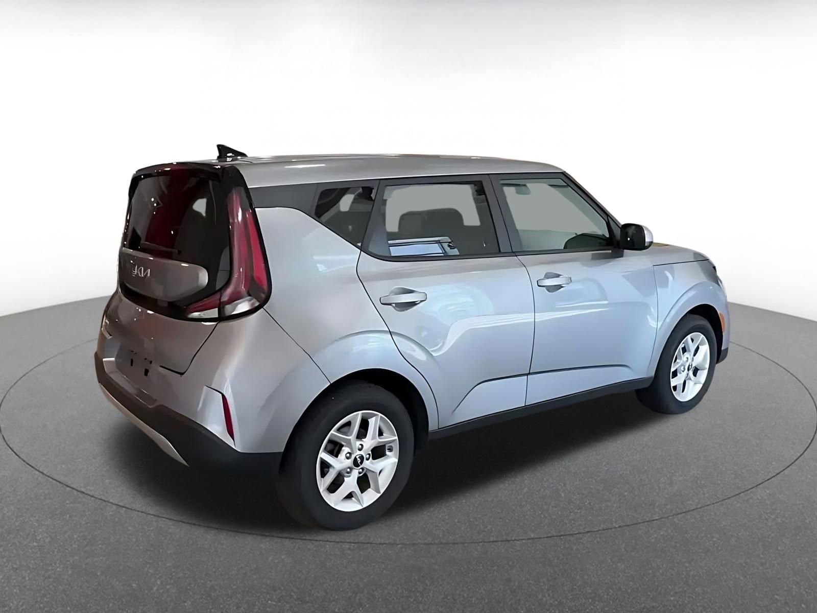 Used 2025 Kia Soul LX w/ LX Technology Package FWD image 14