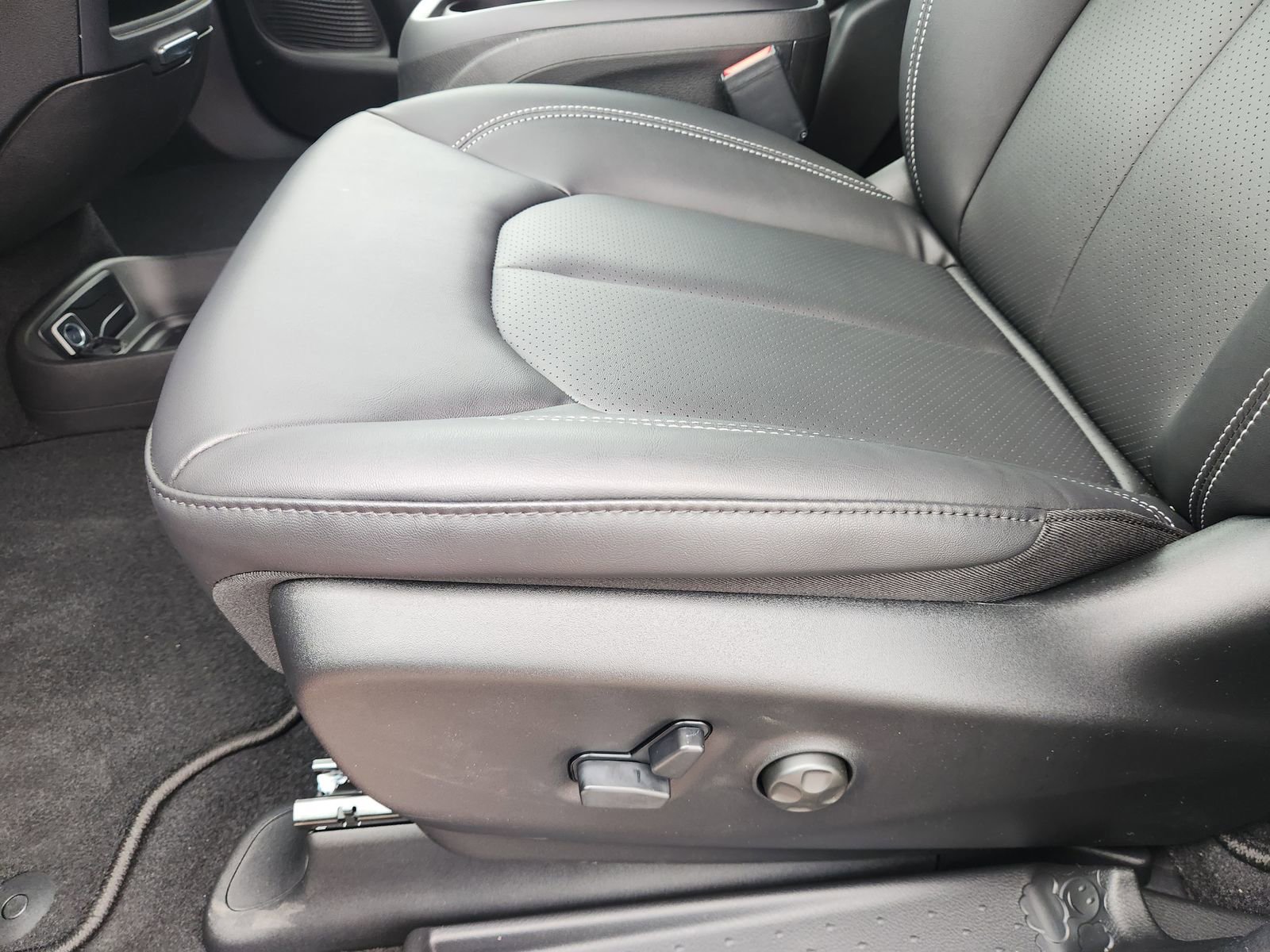 New 2026 Chrysler Pacifica Select w/ S Appearance Package image 19