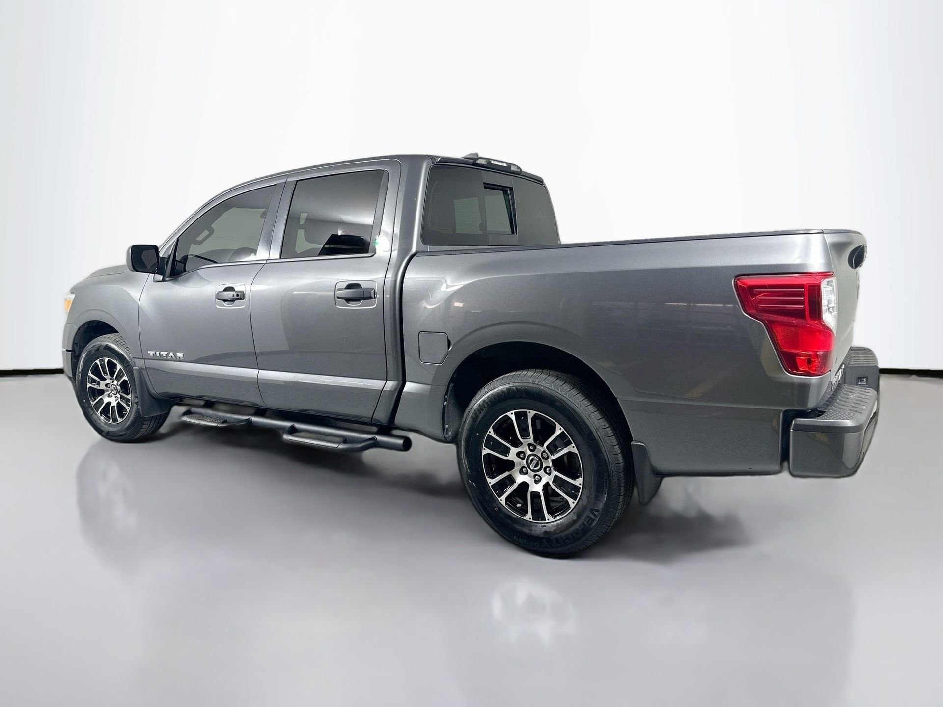 Used 2022 Nissan Titan SV w/ SV Convenience Package image 9