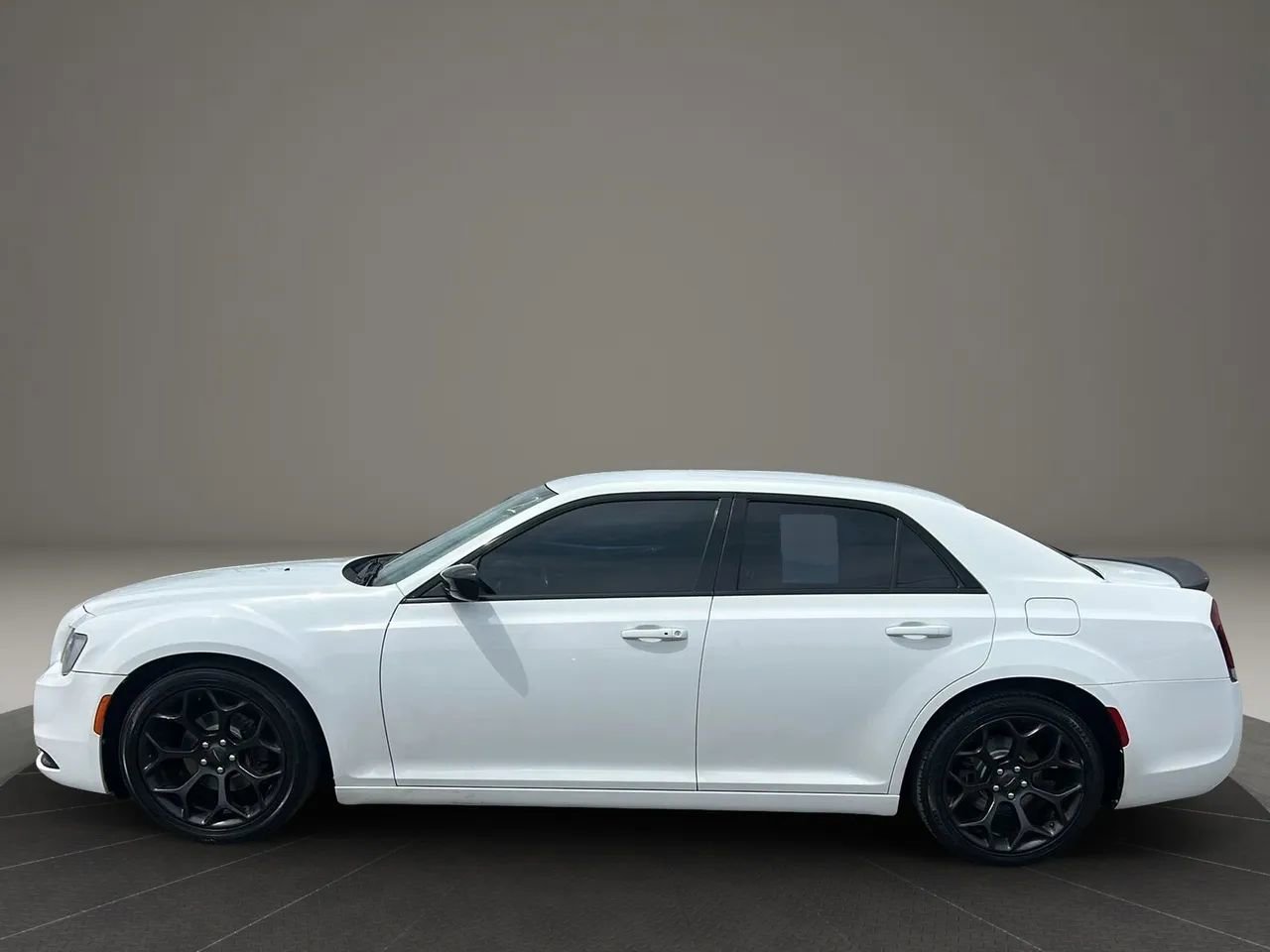 Used 2019 Chrysler 300 Touring w/ Sport Appearance Package RWD image 2