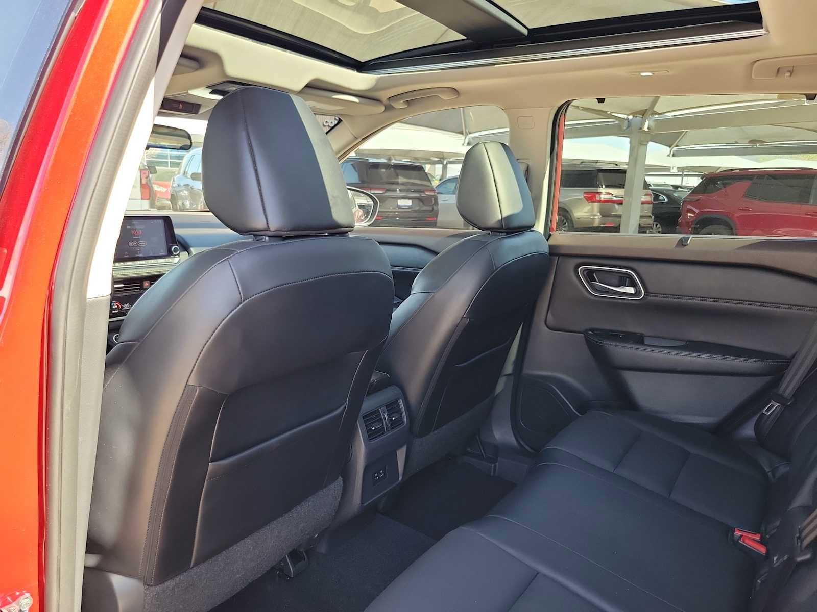 Used 2021 Nissan Rogue SV w/ Premium Package image 8