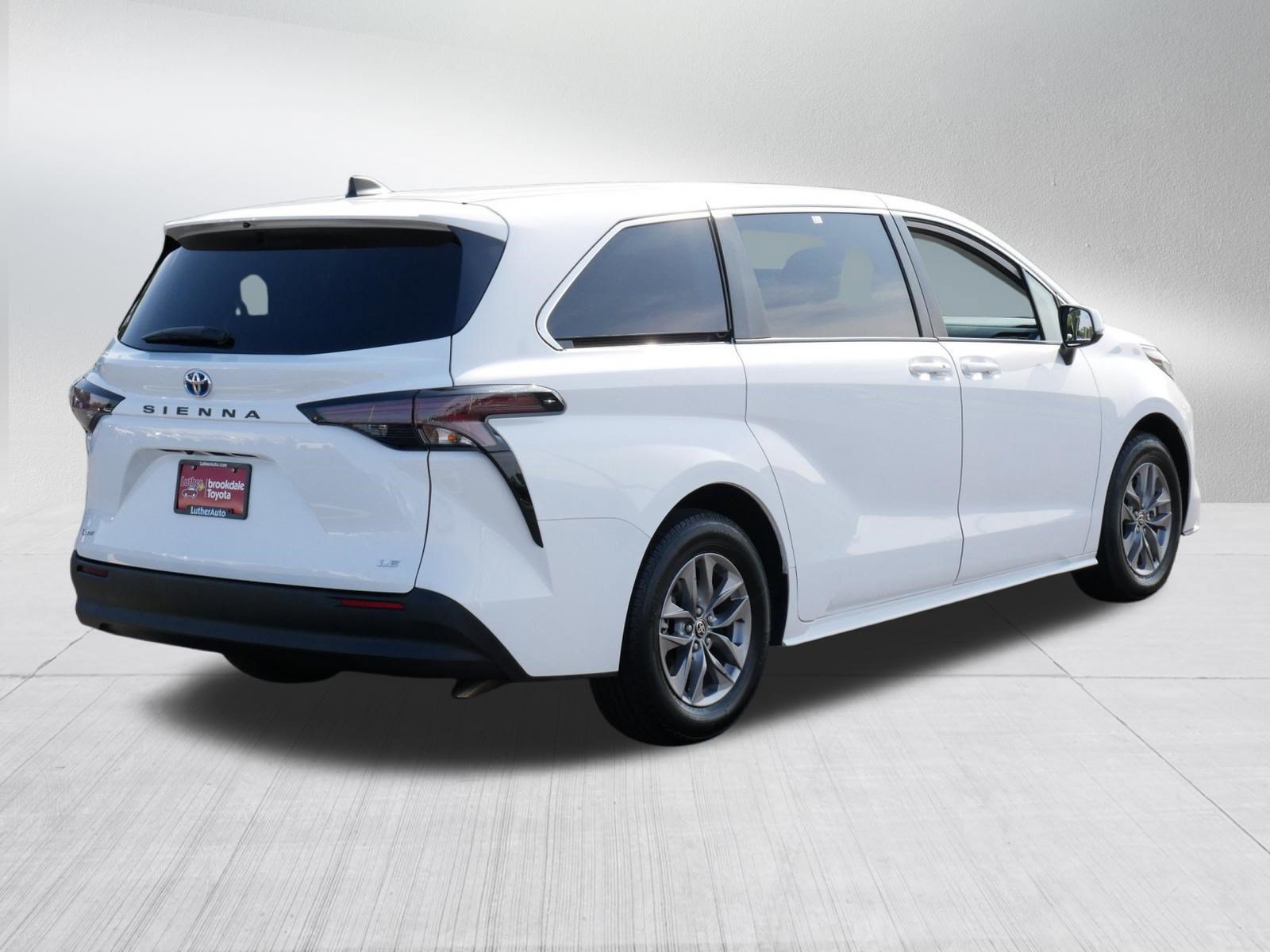 Certified 2025 Toyota Sienna LE FWD image 7