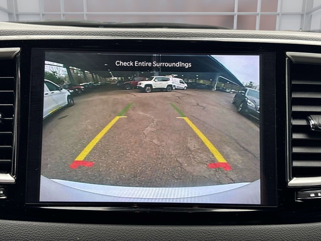 Used 2025 Chrysler Pacifica Select image 27
