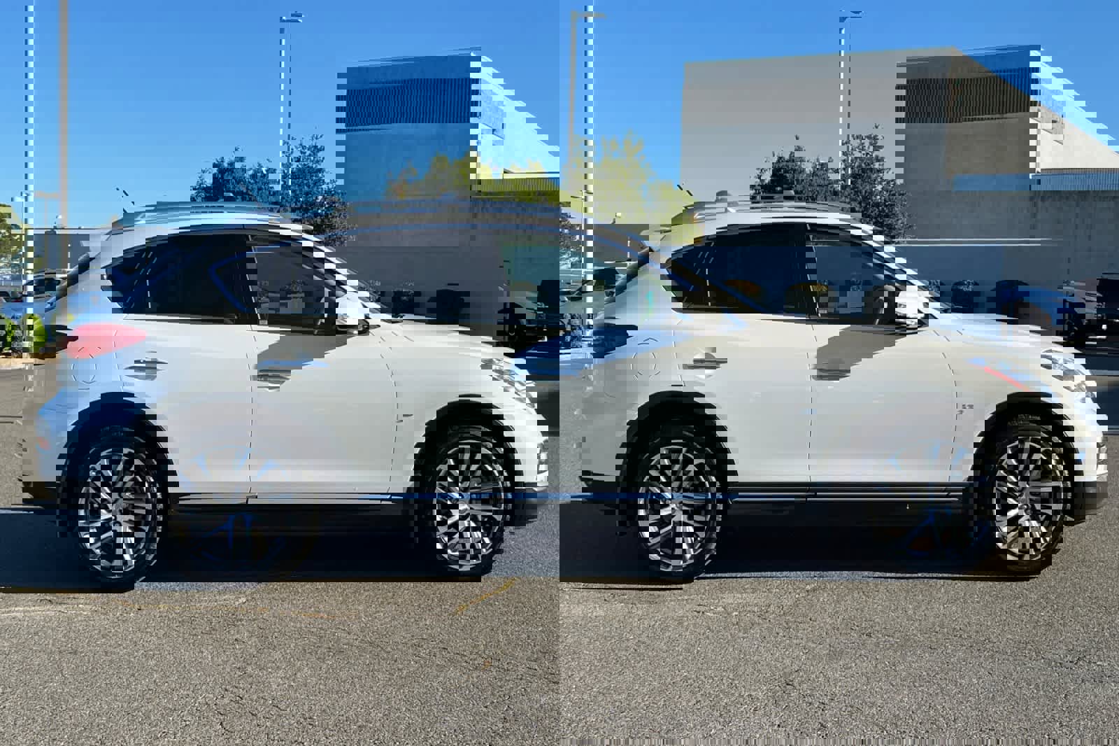 Used 2016 INFINITI QX50 2WD w/ Deluxe Touring Package image 6