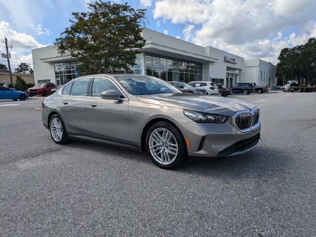 Used 2024 BMW 530i w/ Convenience Package RWD image 3