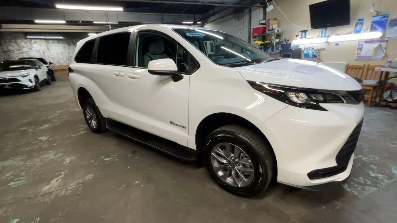 Used 2025 Toyota Sienna LE image 18