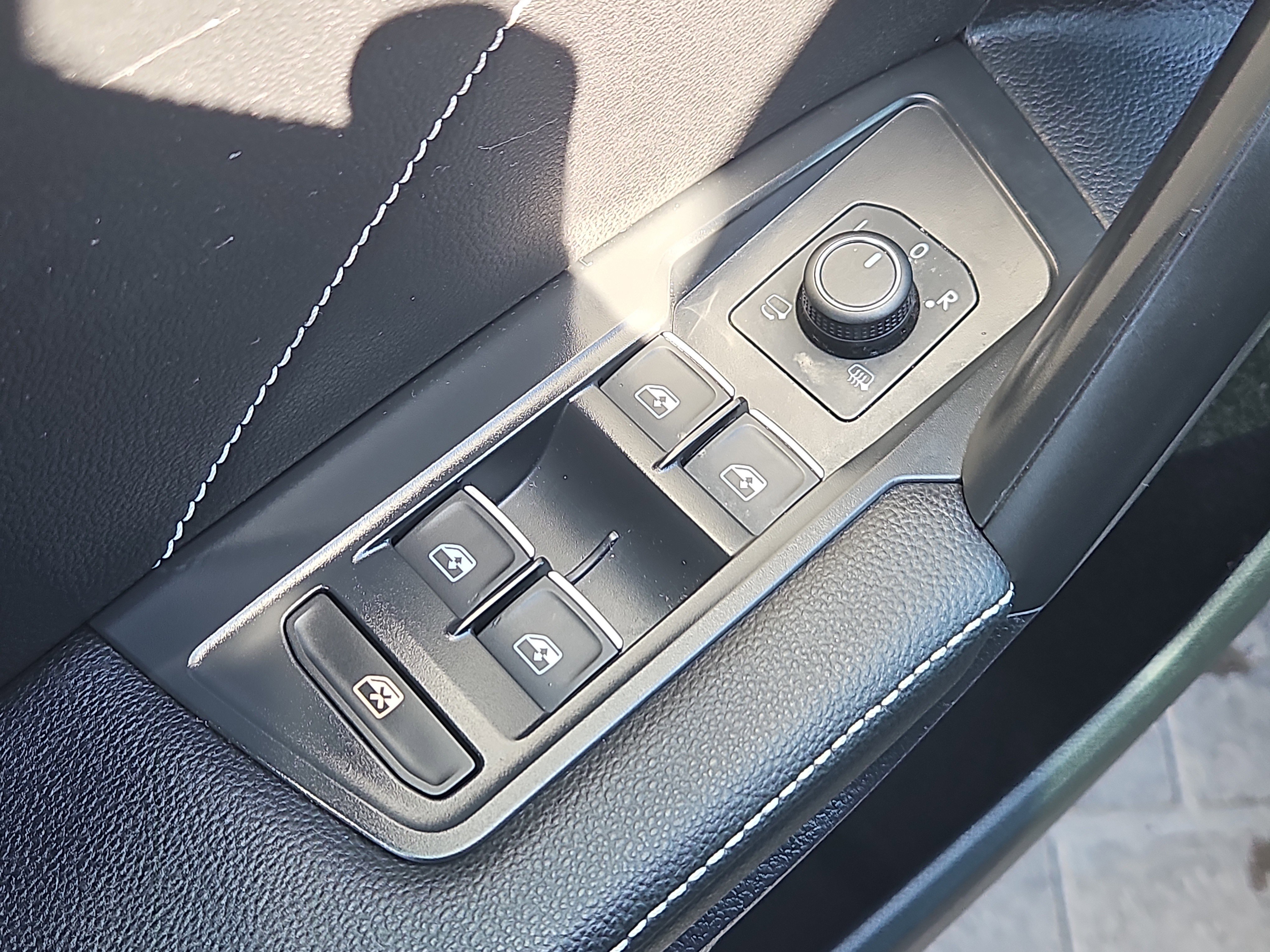 Used 2022 Volkswagen Tiguan SEL R-Line image 23