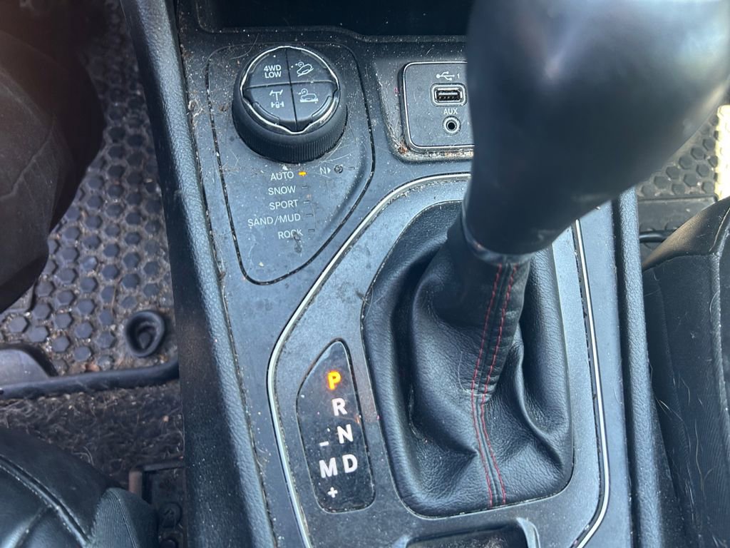 Used 2019 Jeep Cherokee Trailhawk w/ Cold Weather Group AWD/4WD image 23