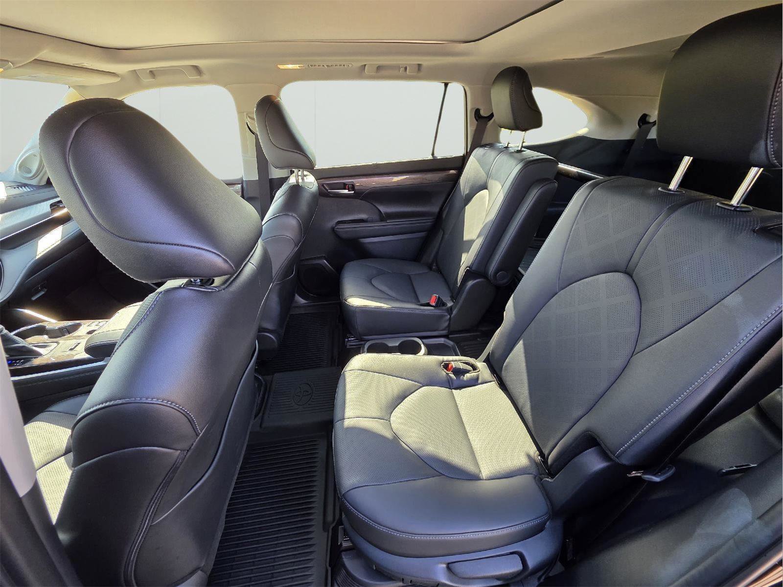 Used 2025 Toyota Highlander Platinum image 10