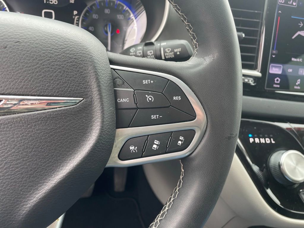 Used 2023 Chrysler Pacifica Touring-L image 33