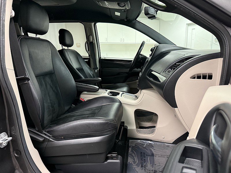 Used 2017 Dodge Grand Caravan SXT w/ Rear Park Assist Package image 14