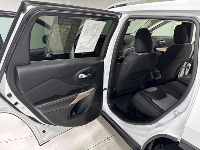 Used 2018 Jeep Cherokee Latitude w/ Safety Group AWD/4WD image 21