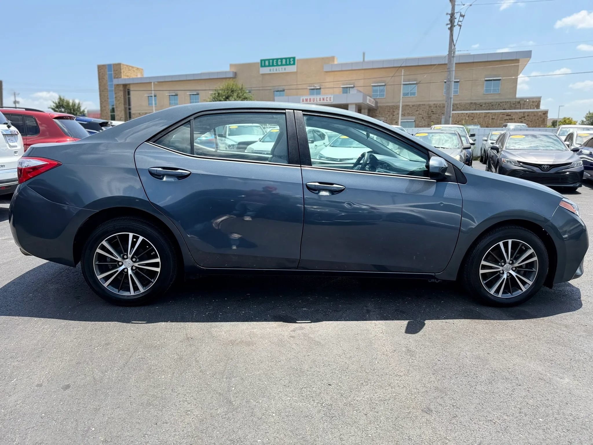 Used 2016 Toyota Corolla LE FWD image 2