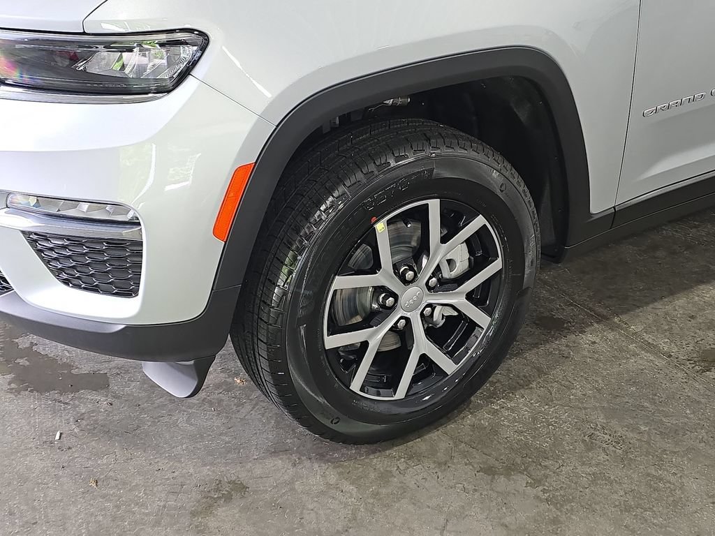 Used 2025 Jeep Grand Cherokee Limited w/ Trailer Tow Package AWD/4WD image 12