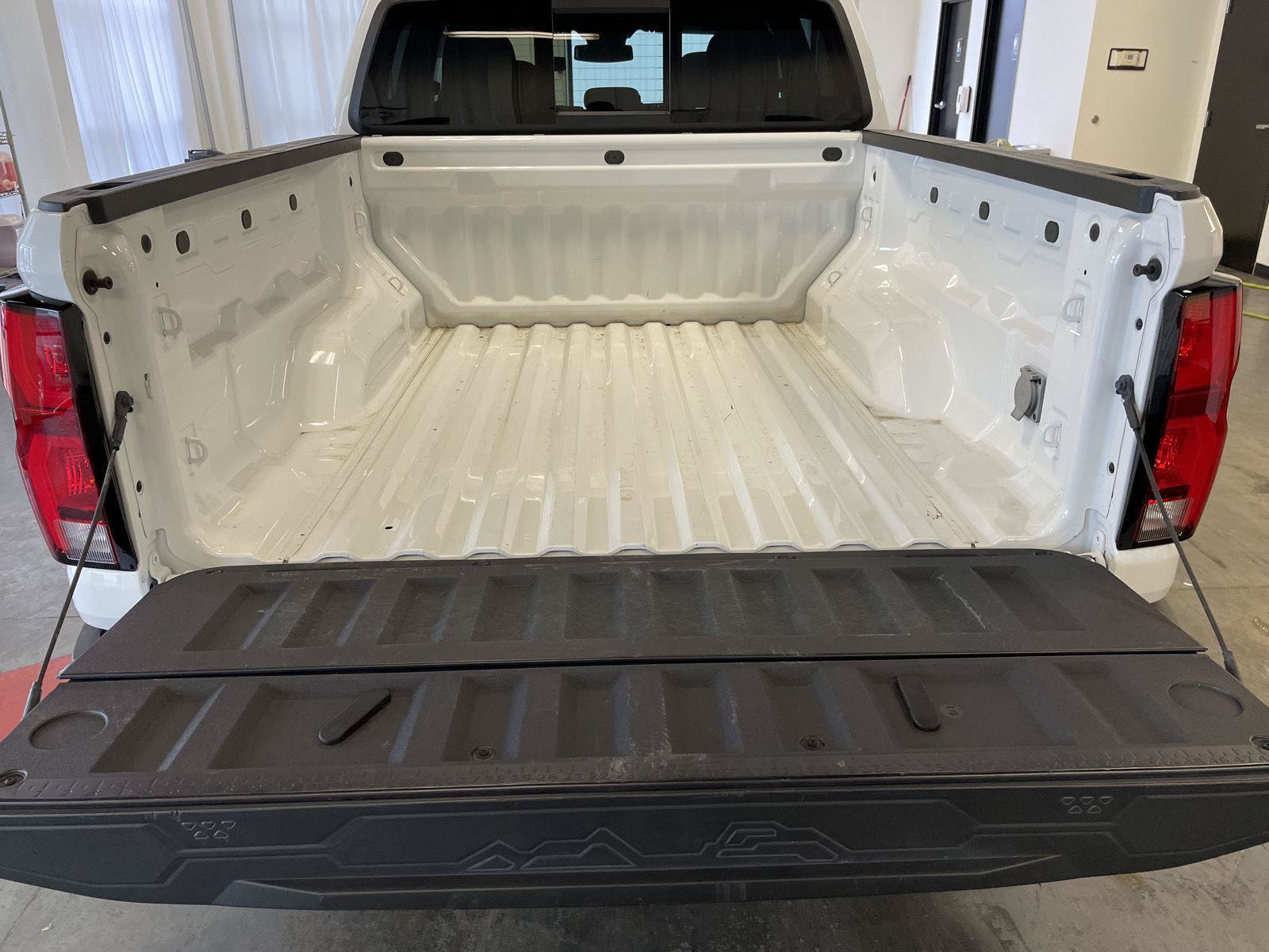 Used 2024 Chevrolet Colorado Z71 w/ Z71 Convenience Package 2 AWD/4WD image 43