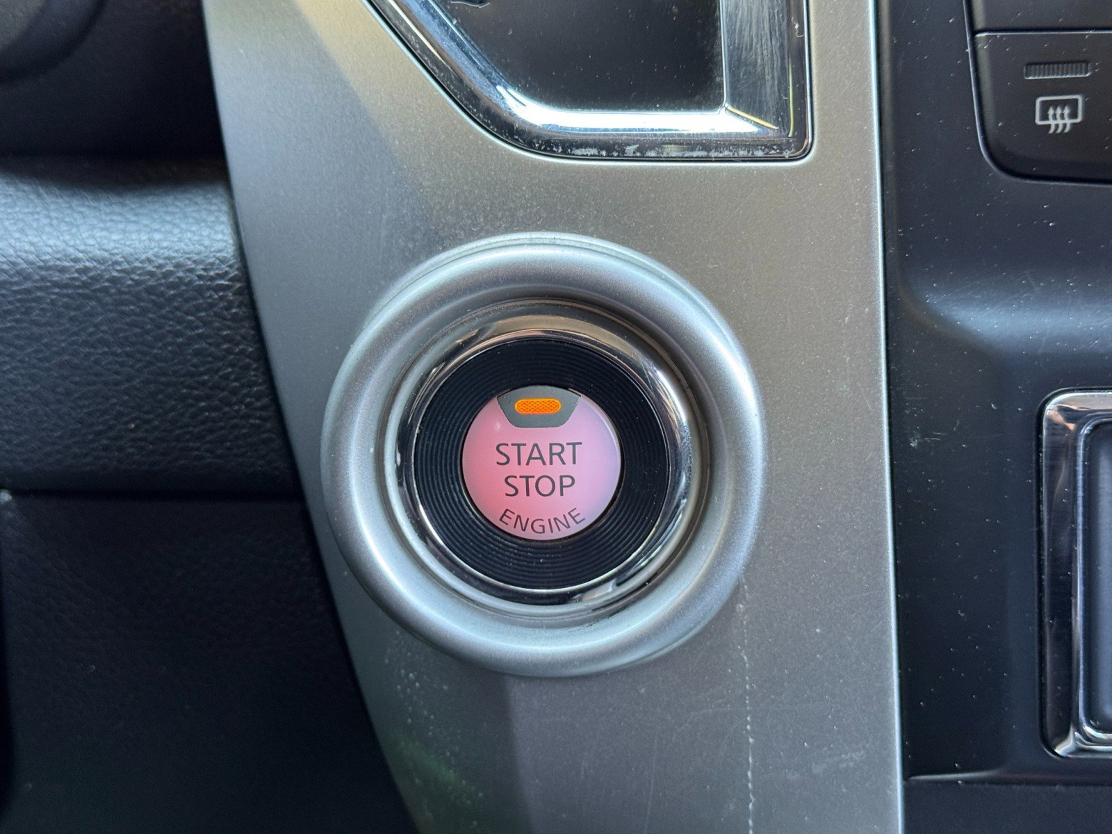 Used 2018 Nissan Titan SV w/ SV Convenience Package image 19