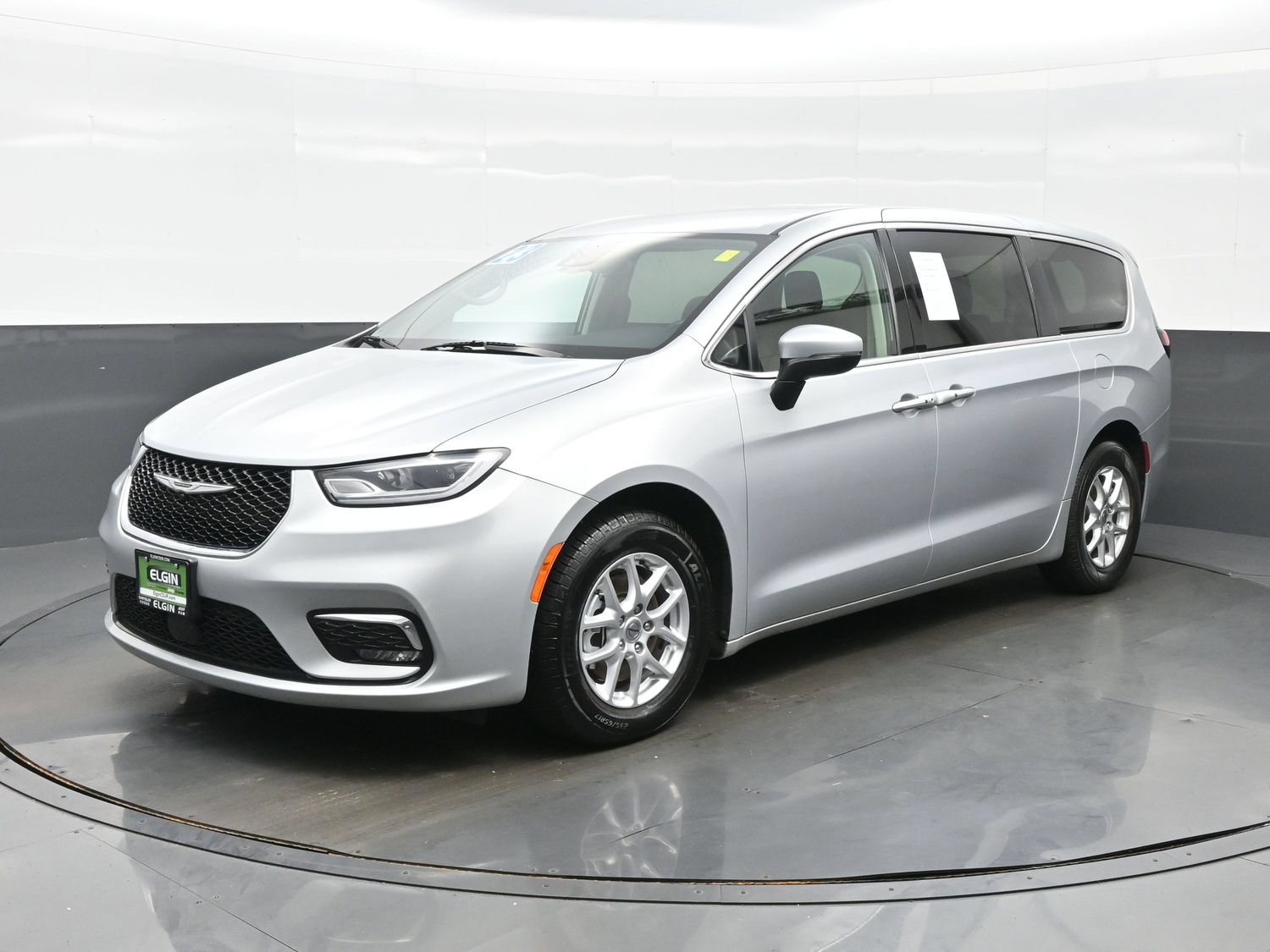 Used 2023 Chrysler Pacifica Touring-L FWD image 2