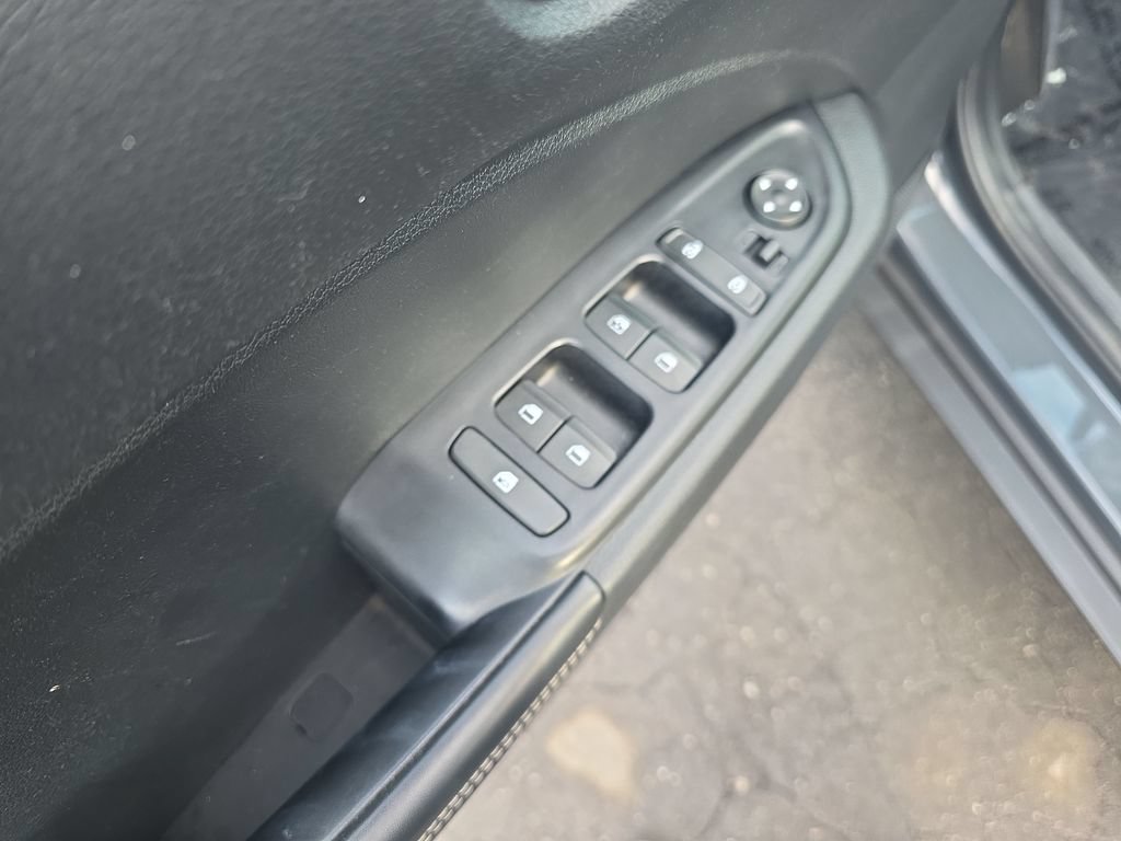 Used 2024 Hyundai Venue Limited FWD image 11