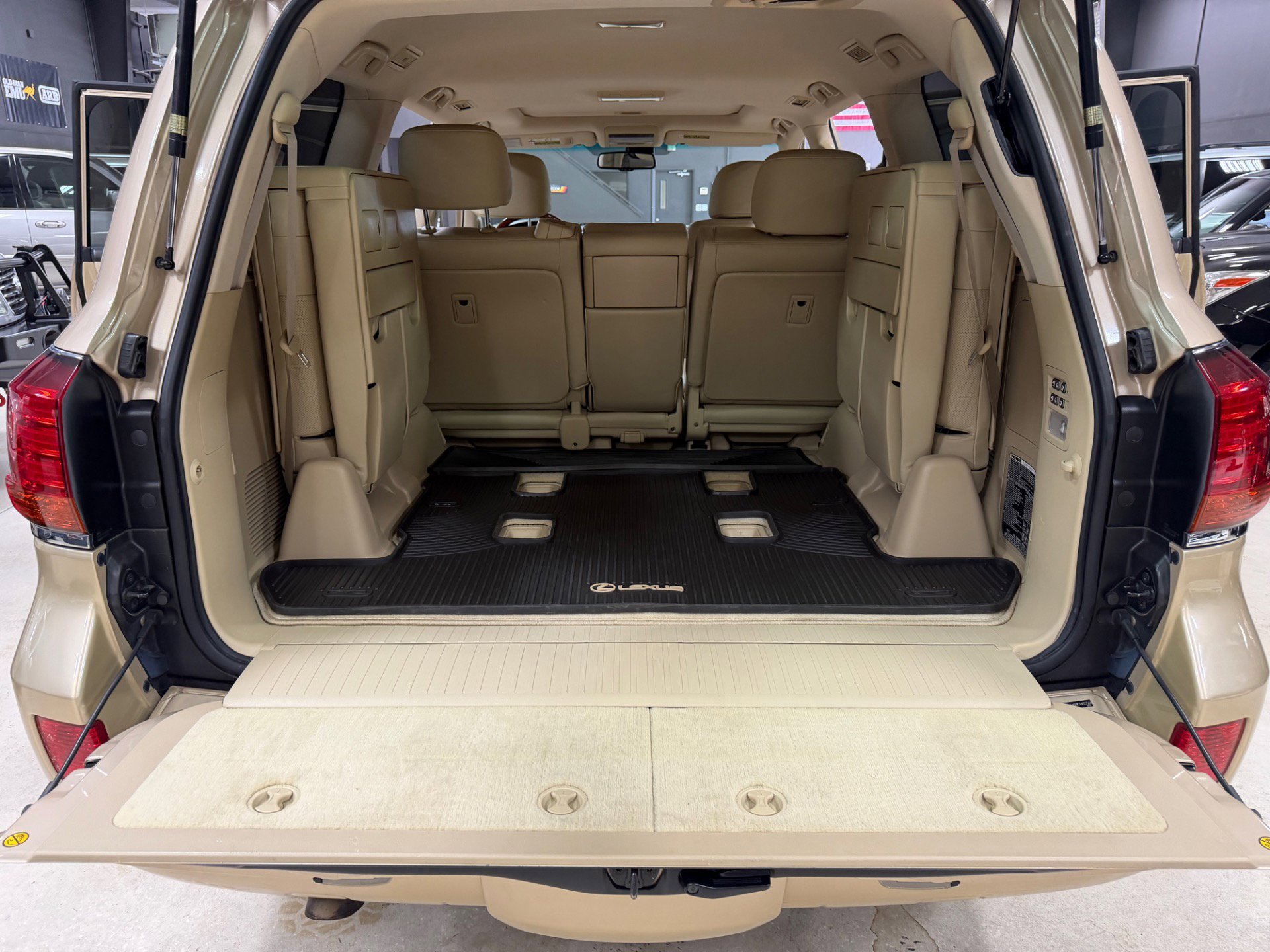 Used 2009 Lexus LX 570 4WD image 25