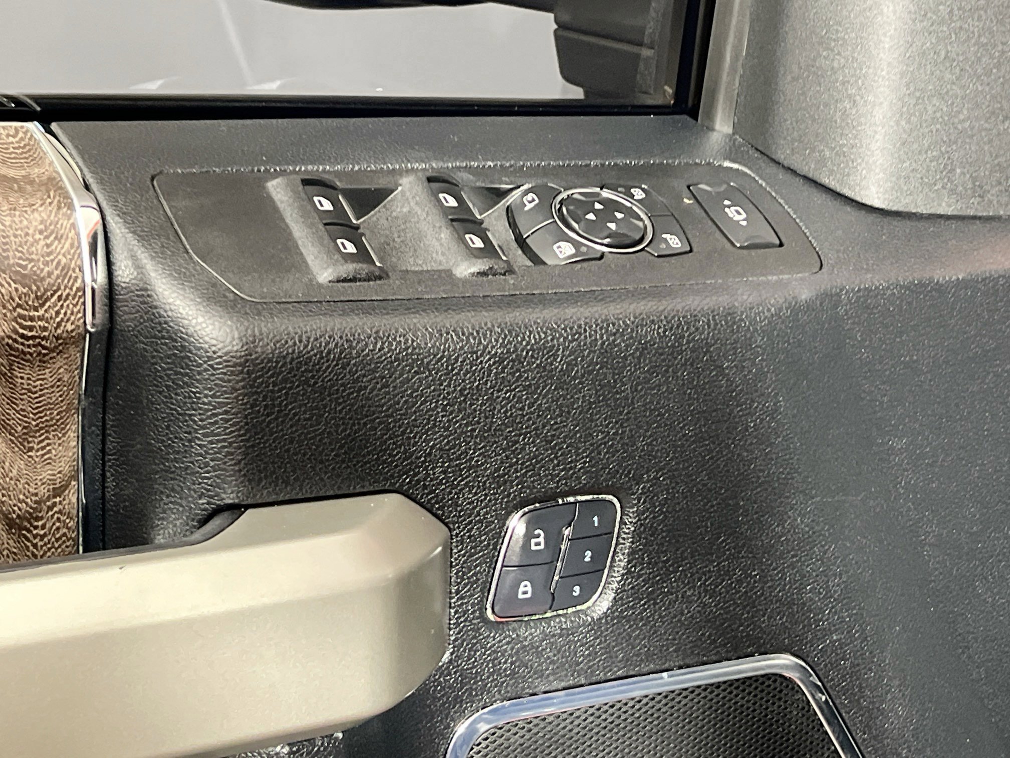 Used 2017 Ford F350 Lariat w/ Lariat Ultimate Package AWD/4WD image 16