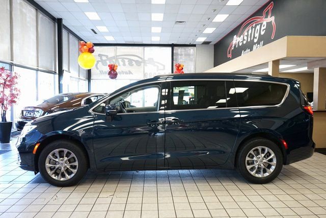 Used 2022 Chrysler Pacifica Touring-L image 4