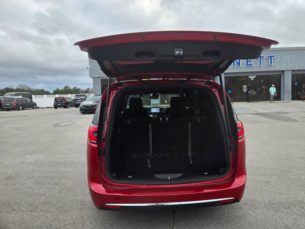 Used 2025 Chrysler Pacifica Select image 5