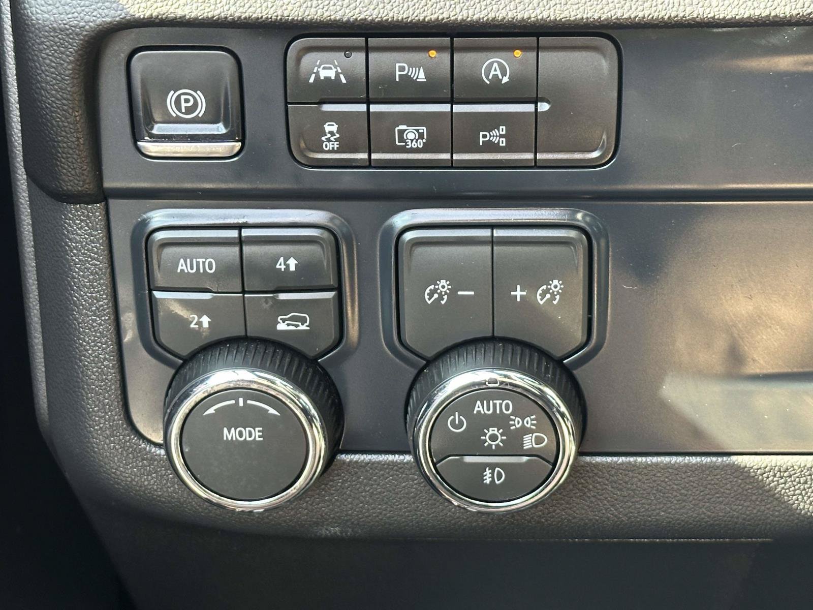 Used 2026 Chevrolet Suburban Premier AWD/4WD image 16