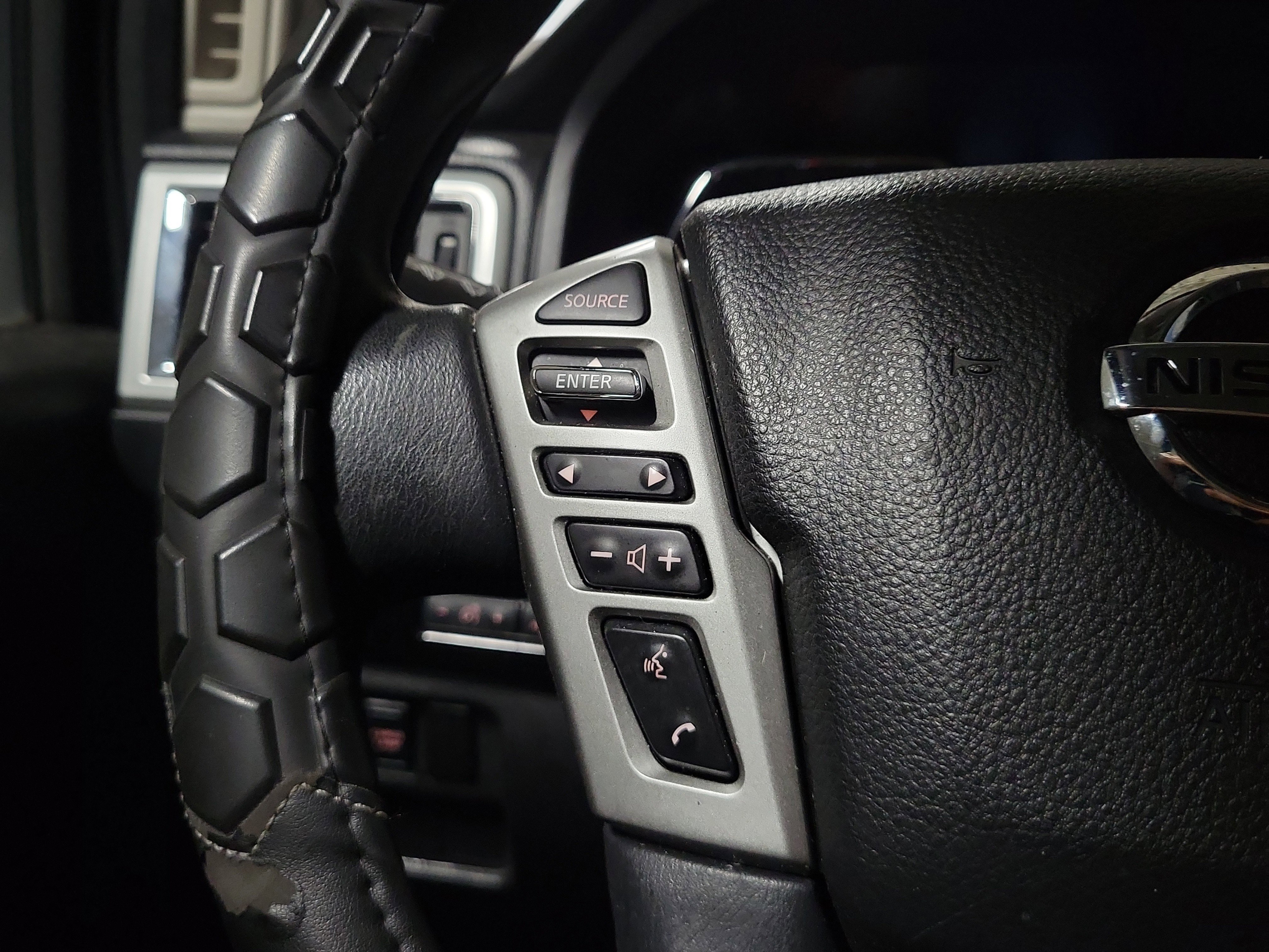 Used 2019 Nissan Titan SV image 24