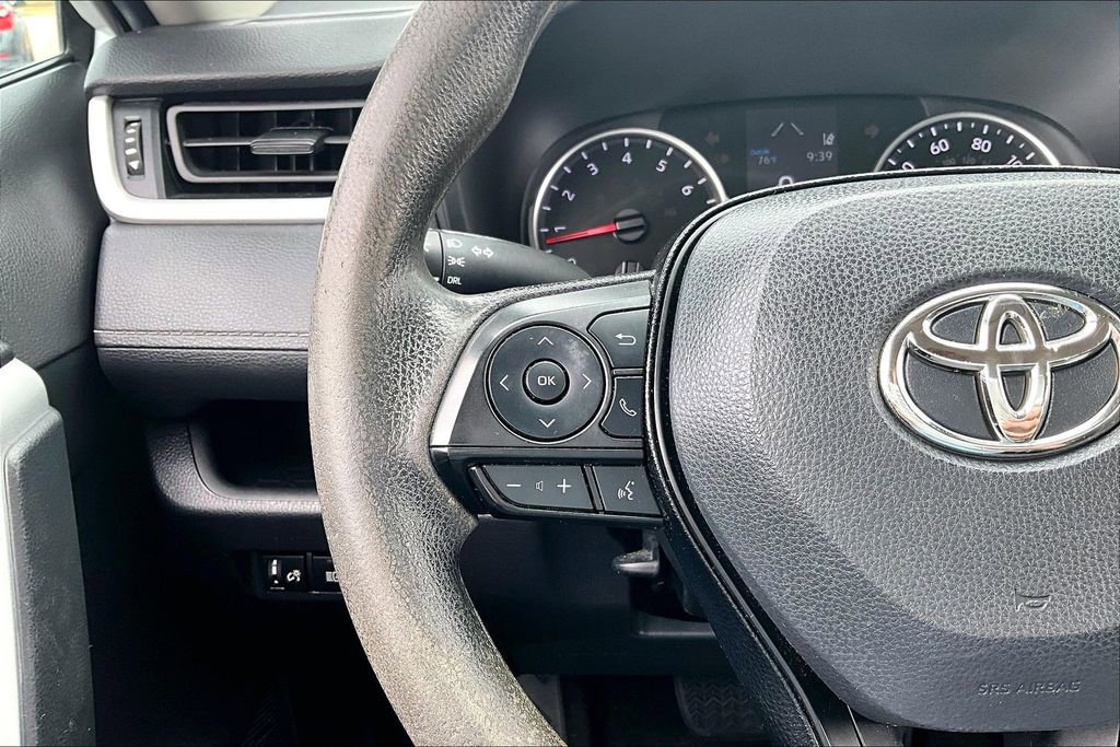 Used 2021 Toyota RAV4 LE image 19