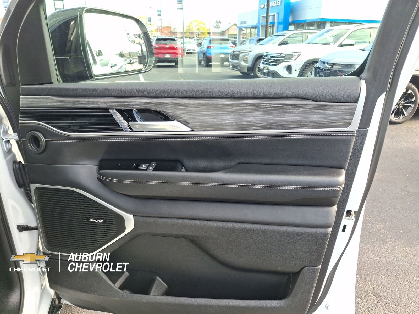 Used 2023 Jeep Wagoneer L Series II AWD/4WD image 25