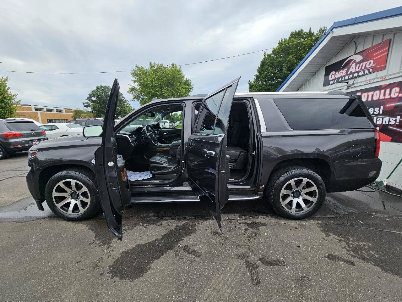 Used 2017 Chevrolet Suburban Premier AWD/4WD image 24