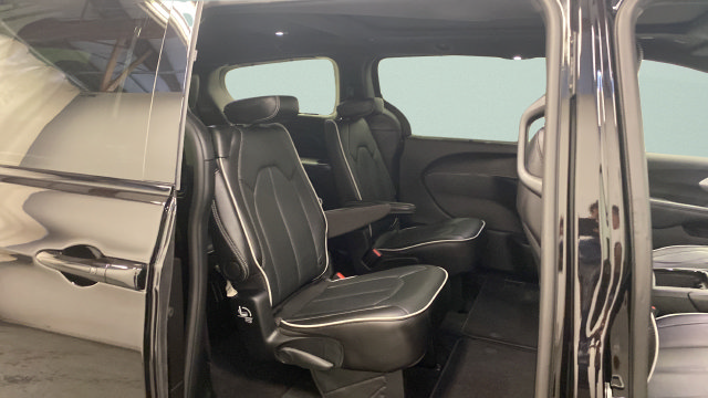 Used 2025 Chrysler Pacifica Limited AWD/4WD image 33