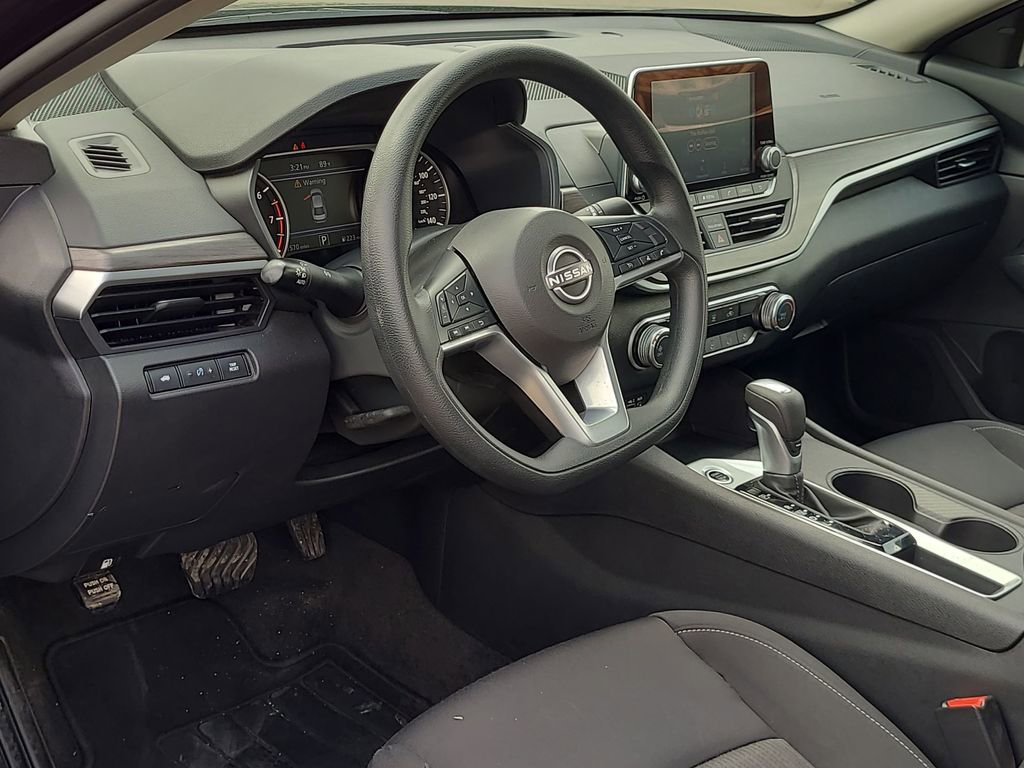 Used 2025 Nissan Altima 2.5 SV FWD image 10