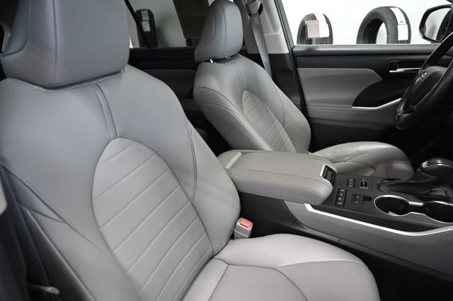 Used 2021 Toyota Highlander XLE AWD/4WD image 9