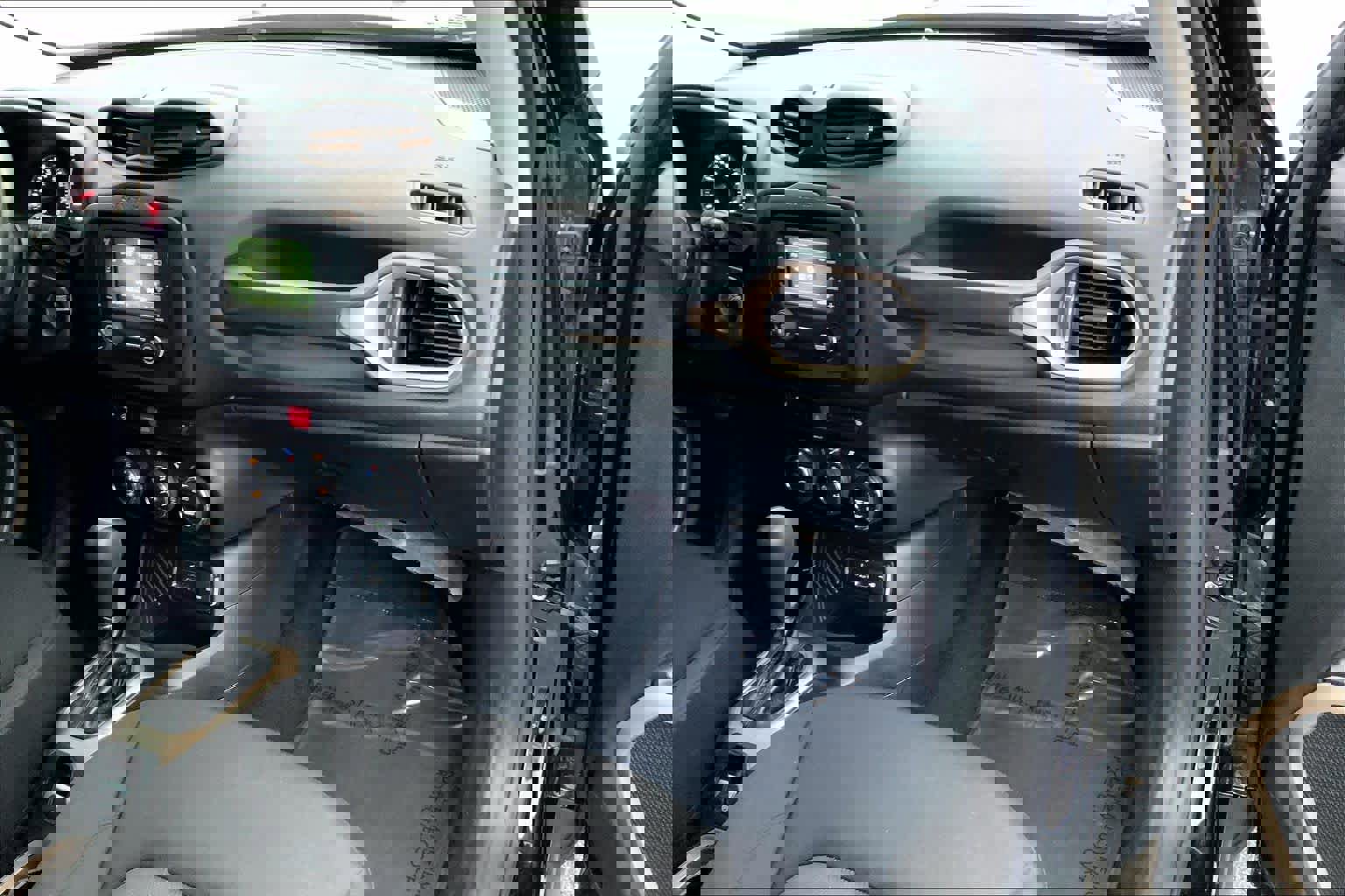 Used 2015 Jeep Renegade Latitude w/ Popular Equipment Group image 18