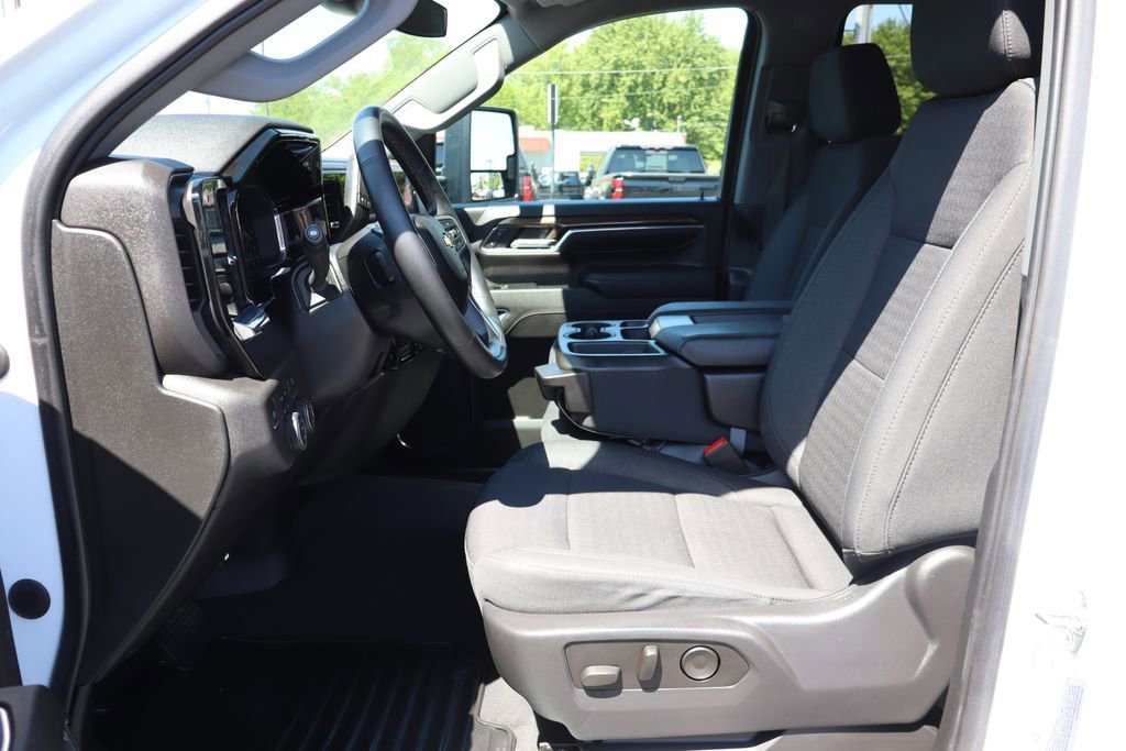 Used 2024 Chevrolet Silverado 3500 LT w/ Convenience Package AWD/4WD image 4