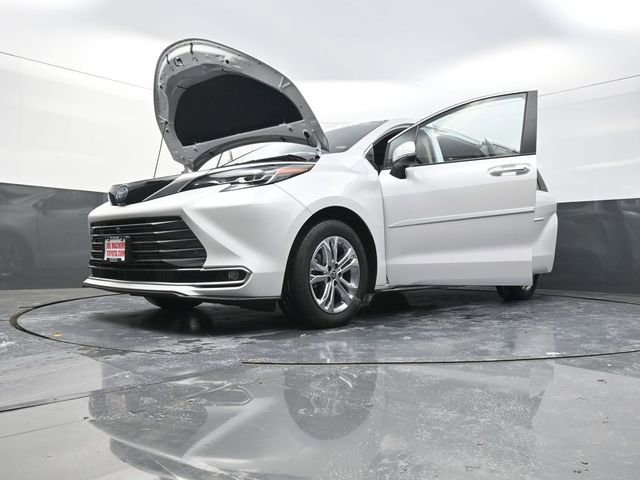 Used 2024 Toyota Sienna Platinum image 35