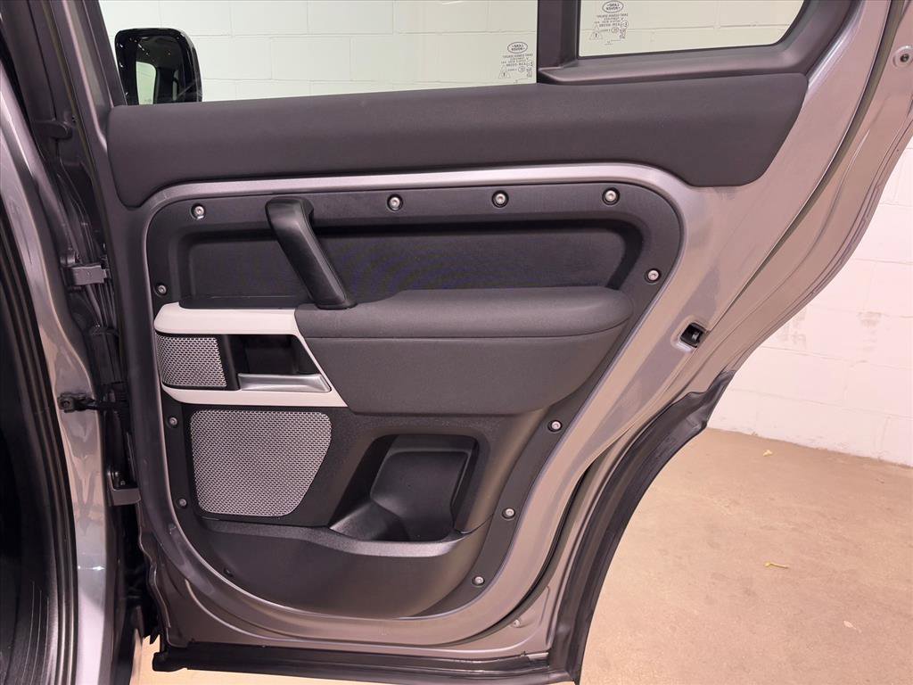 Used 2023 Land Rover Defender 130 SE image 46